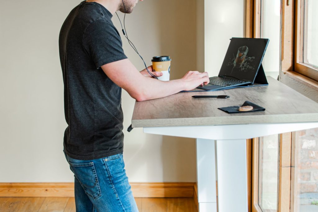 ergonomic-office-furniture-for-good-posture-for-workers